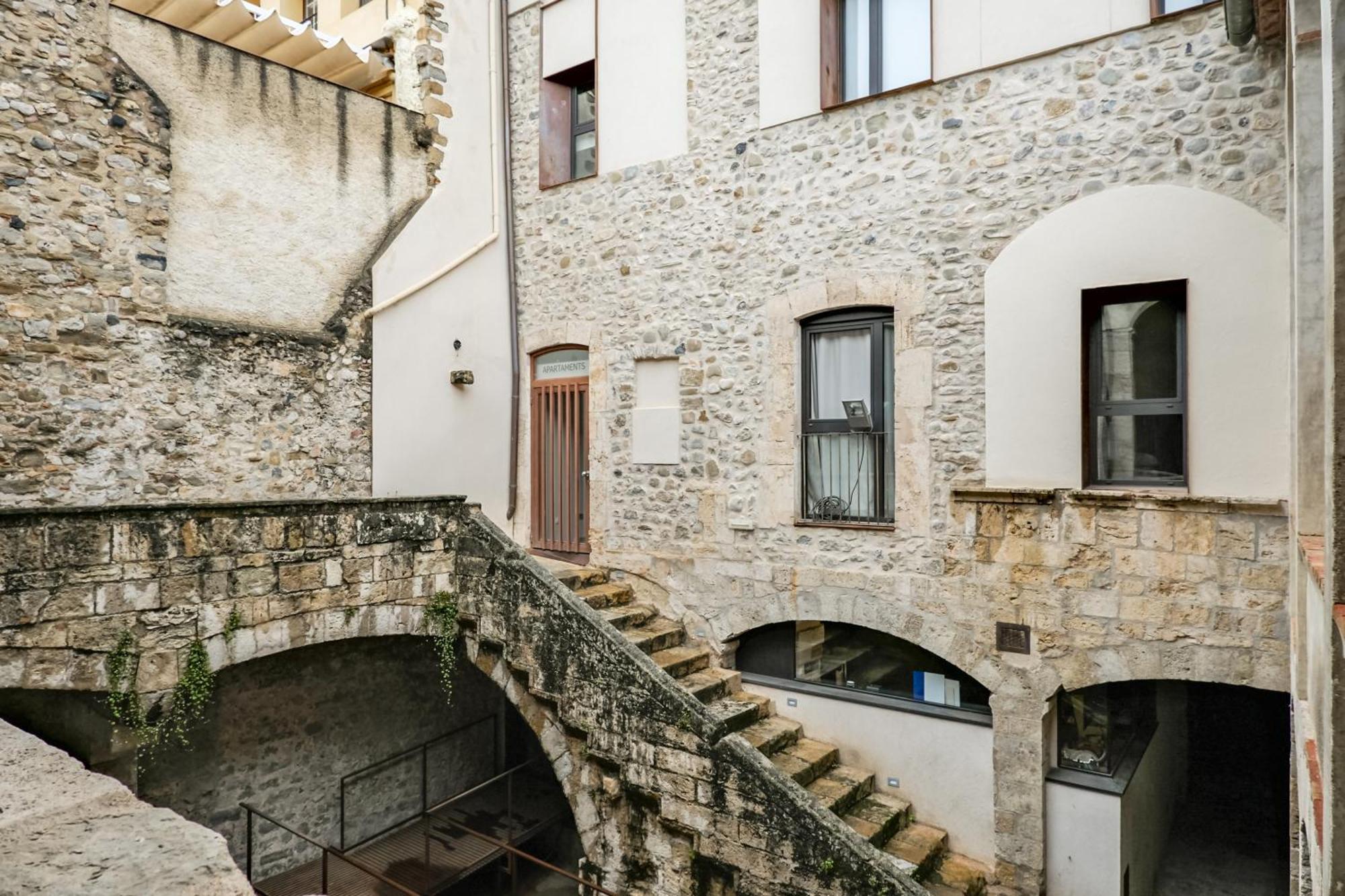 Besalu 21 New stylish apt on Plaça Llibertat Besalú Exterior foto