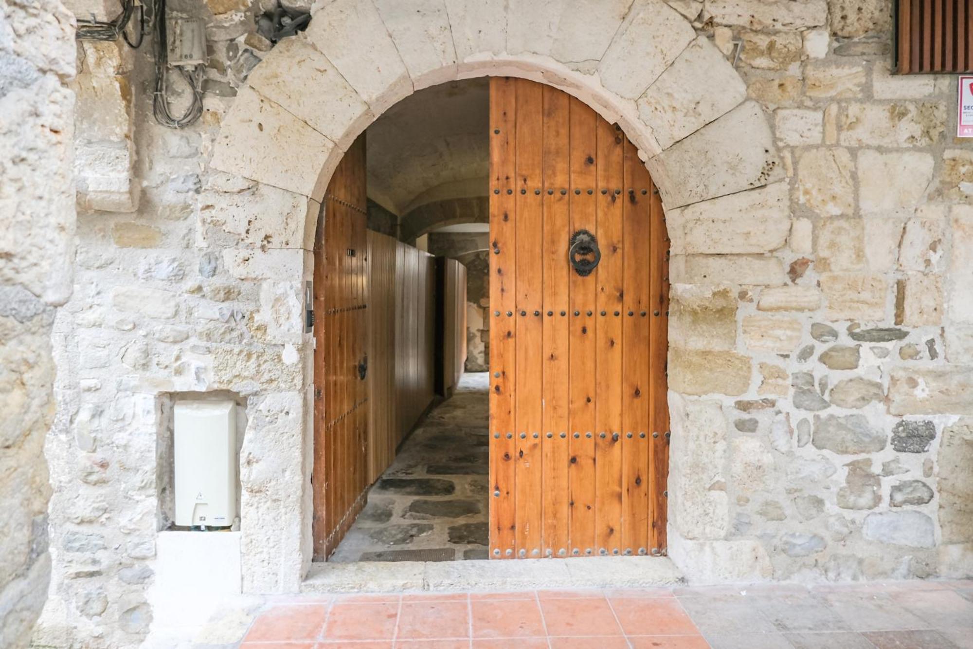 Besalu 21 New stylish apt on Plaça Llibertat Besalú Exterior foto